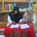 Ketua UPT Perpustakaan UIN Sultanah Nahrasiyah Lhokseumawe, Dr. Nurjannah, saat menandatangani nota kerja sama dengan Ketua Perpustakaan Cerdas Bangsa Gampong Ude, Syarwiyah, di Kabupaten Aceh Utara