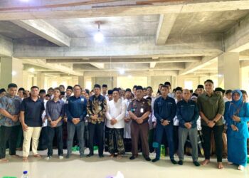 Sinergi Kejati Aceh, Dinas Pendidikan Dayah, dan Bank Aceh Syariah saat menyosialisasikan sadar hukum lewat program Jaksa Masuk Dayah di Dayah Babussa’adah Al-Munawwarah, Aceh Utara