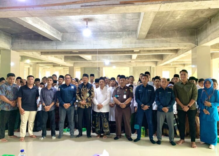 Sinergi Kejati Aceh, Dinas Pendidikan Dayah, dan Bank Aceh Syariah saat menyosialisasikan sadar hukum lewat program Jaksa Masuk Dayah di Dayah Babussa’adah Al-Munawwarah, Aceh Utara