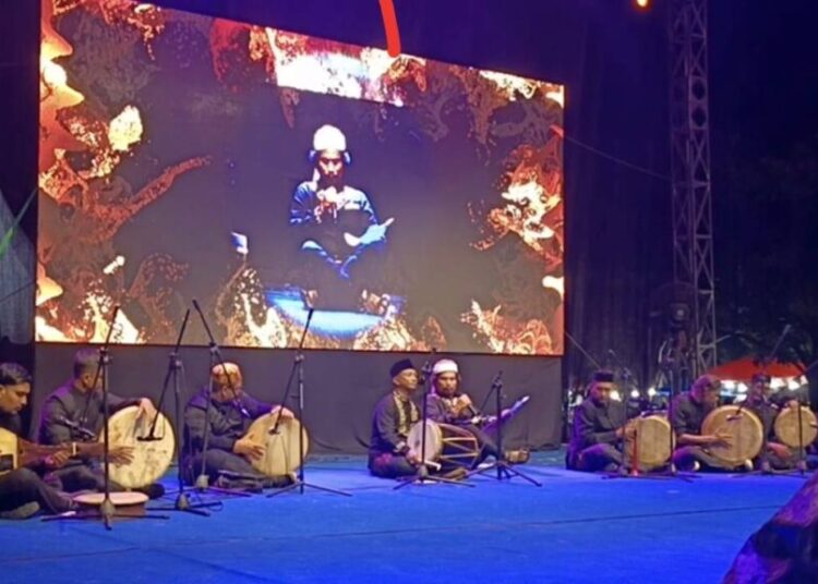 Aksi panggung grup musik etnik asal Lhokseumawe, Bink-Vho, memukau penonton pada perhelatan Piasan Pase 2026 di Lapangan Kantor Bupati Aceh Utara, Lhoksukon