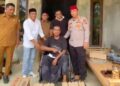 Kepala Sekretariat Baitul Mal Aceh Utara, Samsul Bahri bersama Kapolres Lhokseumawe dan unsur DPRK menyerahkan bantuan kursi roda kepada Abdullah (46), warga penderita stroke di Gampong Blang Dalam, Nisam