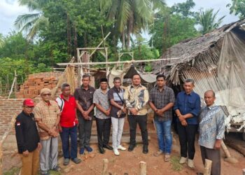 Baitul Mal Aceh Utara bersama Camat Banda Baro saat meninjau proyek rumah layak huni milik M. Ali yang terhenti di Gampong Blang Pala