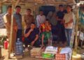 Rombongan Baitul Mal dan anggota DPRK Aceh Utara saat menyerahkan bantuan kursi roda serta sembako kepada M. Yakop (72), penderita stroke menahun di Gampong Teupin Rusep, Kecamatan Sawang
