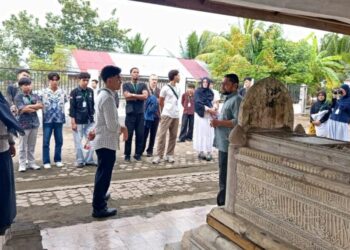 Peneliti CISAH saat memberikan penjelasan sejarah kepada mahasiswa internasional dan Unimal di situs peninggalan Kesultanan Sumatra Pasai, Aceh Utara