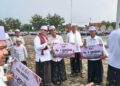 Bupati Aceh Utara, Ismail A Jalil (Ayahwa), menyerahkan hadiah kepada santri pada Peringatan Hari Santri Nasional (HSN) 2026 di Lapangan Upacara Kantor Bupati, Lhoksukon, Kamis (22/10/2026)