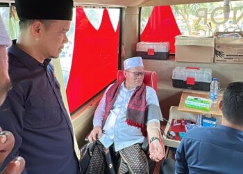 Ketua PMI Aceh Utara, Tantawi, saat mendampingi Bupati Aceh Utara, Ismail A. Jalil (Ayahwa), berpartisipasi dalam aksi donor darah peringatan Hari Santri Nasional 2026 di Lhoksukon