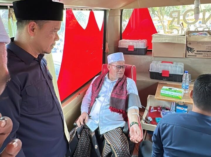 Ketua PMI Aceh Utara, Tantawi, saat mendampingi Bupati Aceh Utara, Ismail A. Jalil (Ayahwa), berpartisipasi dalam aksi donor darah peringatan Hari Santri Nasional 2026 di Lhoksukon