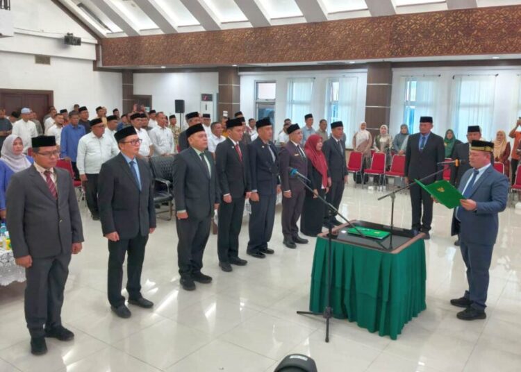 Bupati Aceh Utara H. Ismail A. Jalil, S.E., M.M. (Ayahwa) melantik dan mengambil sumpah sepuluh Pejabat Pimpinan Tinggi Pratama di Aula Kantor Bupati, Lhoksukon